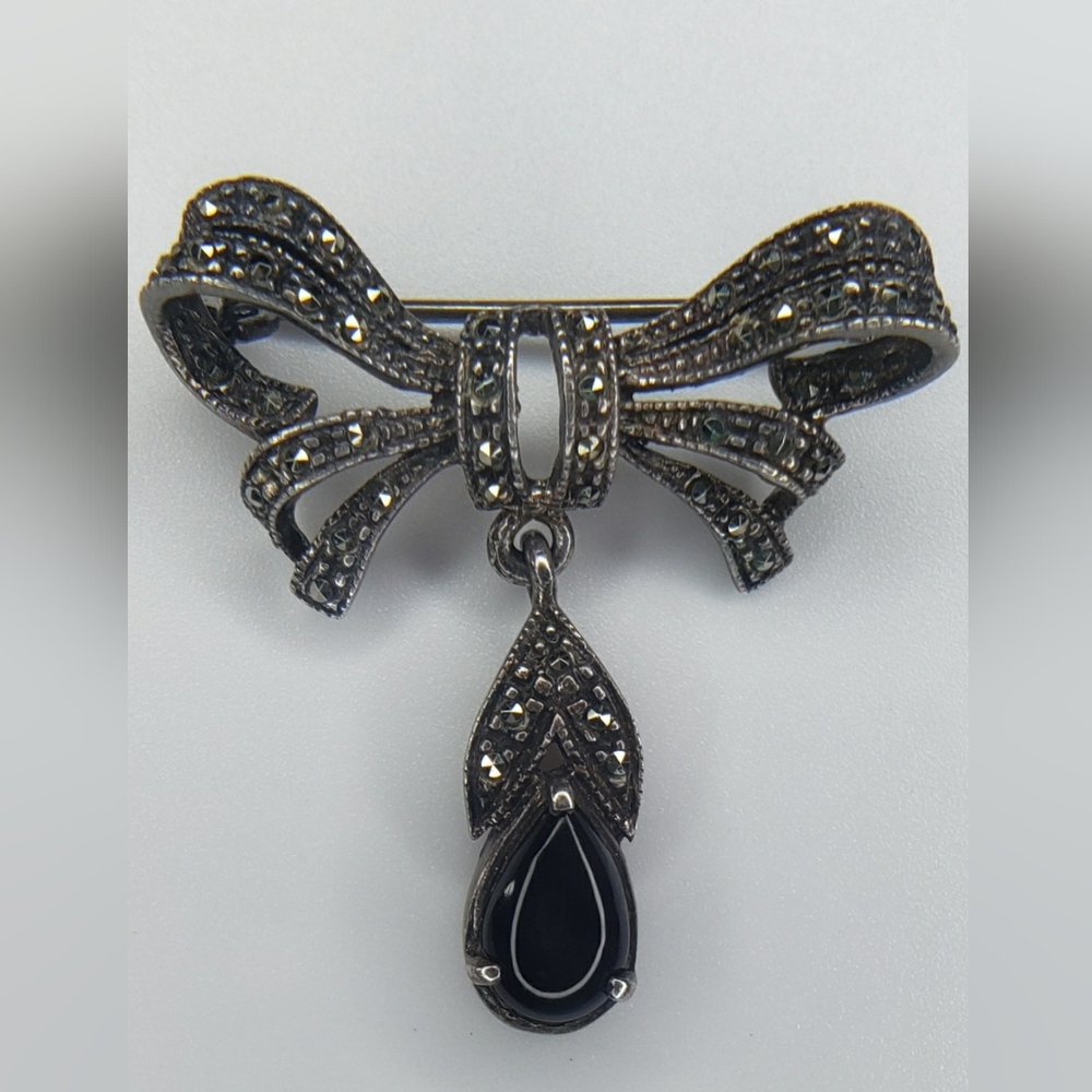 925 Sterling Silver Black Onyx & Macarsite Victorian Style Ribbon/Bow Brooch.